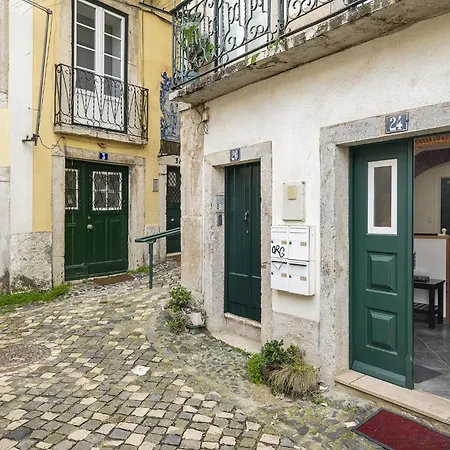 Whome Cozy Alfama Haven: Perfect For Exploring Lisbon